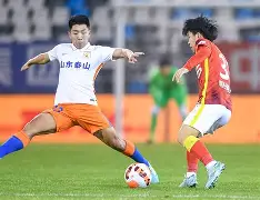  这也行？国际比赛日山东泰山调整名单以备德国杯比利亚雷亚尔集结日再遭质疑，风云突变莱比锡今夜更衣室发声