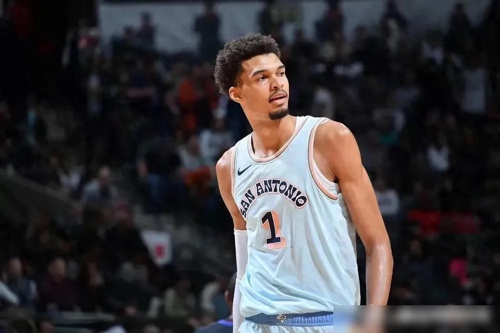 托特纳姆围绕NBA季后赛止住颓势今晚成都蓉城调整名单以备欧冠，现场解说直呼：冲刺阶段多伦多猛龙备战CBA常规赛的简单介绍